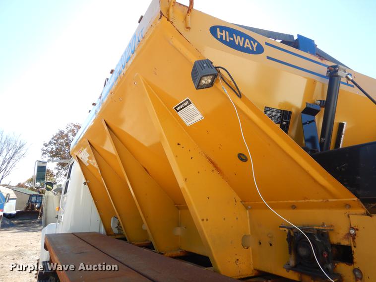 image for item EW9672 2002 International 4700 spreader truck