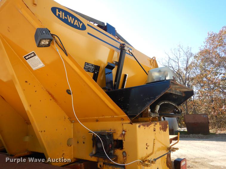 image for item EW9672 2002 International 4700 spreader truck