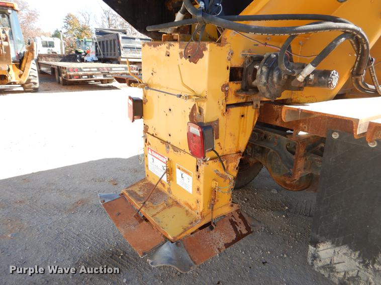 image for item EW9672 2002 International 4700 spreader truck