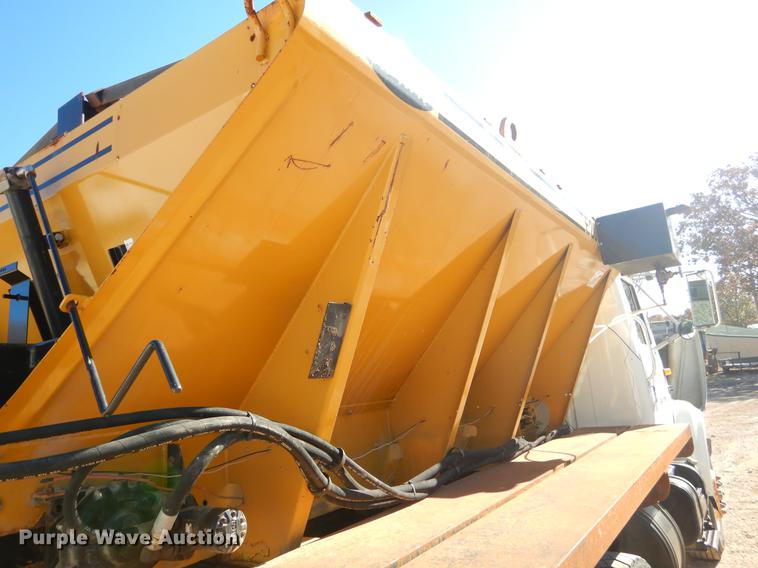 image for item EW9672 2002 International 4700 spreader truck