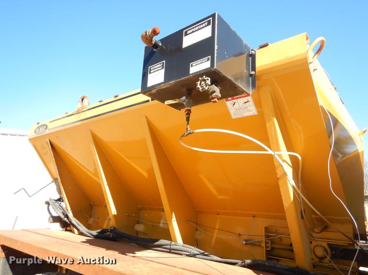 image for item EW9672 2002 International 4700 spreader truck