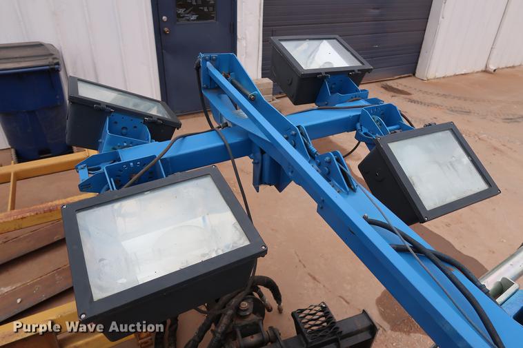 image for item FI9757 2002 Genie TML-4000N light plant