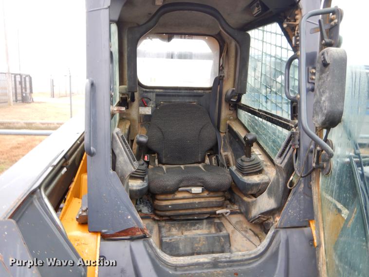image for item FQ9502 2010 John Deere 333D skid steer