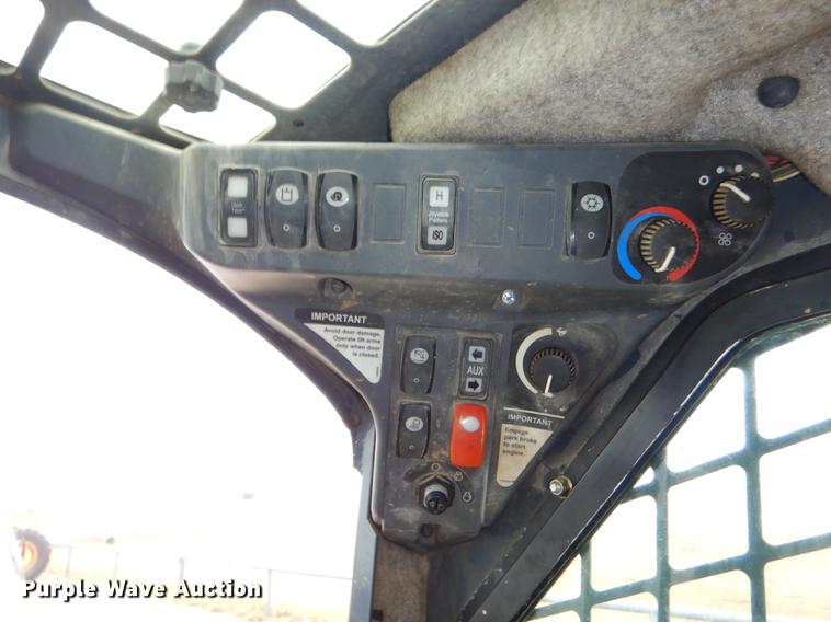 image for item FQ9502 2010 John Deere 333D skid steer