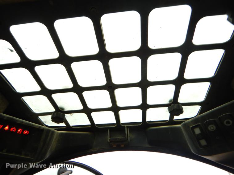 image for item FQ9502 2010 John Deere 333D skid steer