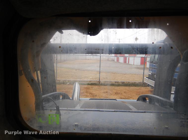 image for item FQ9502 2010 John Deere 333D skid steer