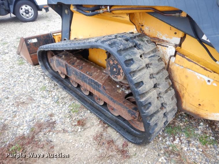 image for item FQ9502 2010 John Deere 333D skid steer