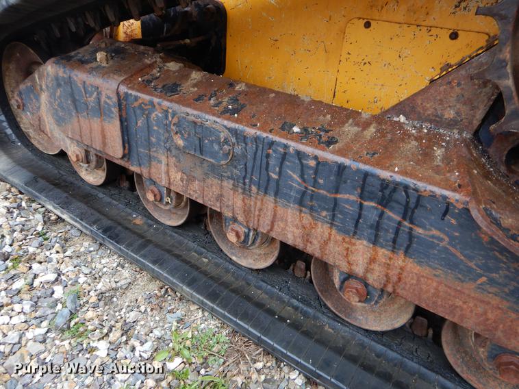 image for item FQ9502 2010 John Deere 333D skid steer