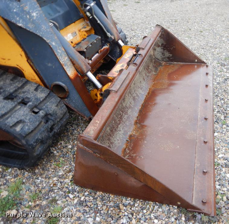 image for item FQ9502 2010 John Deere 333D skid steer