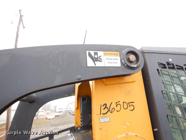 image for item FQ9502 2010 John Deere 333D skid steer