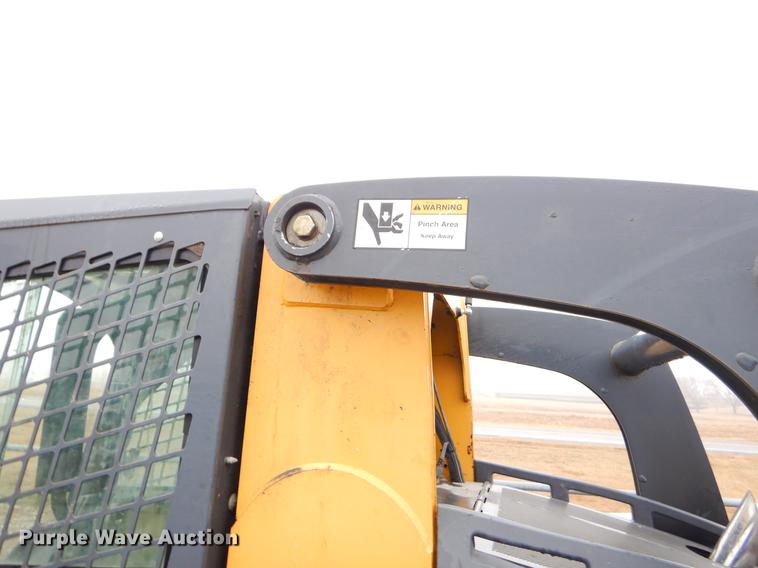image for item FQ9502 2010 John Deere 333D skid steer