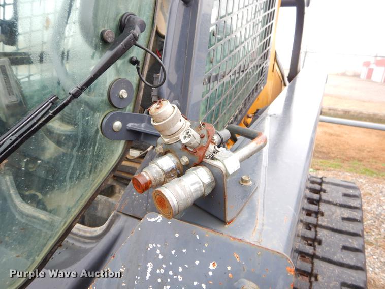 image for item FQ9502 2010 John Deere 333D skid steer