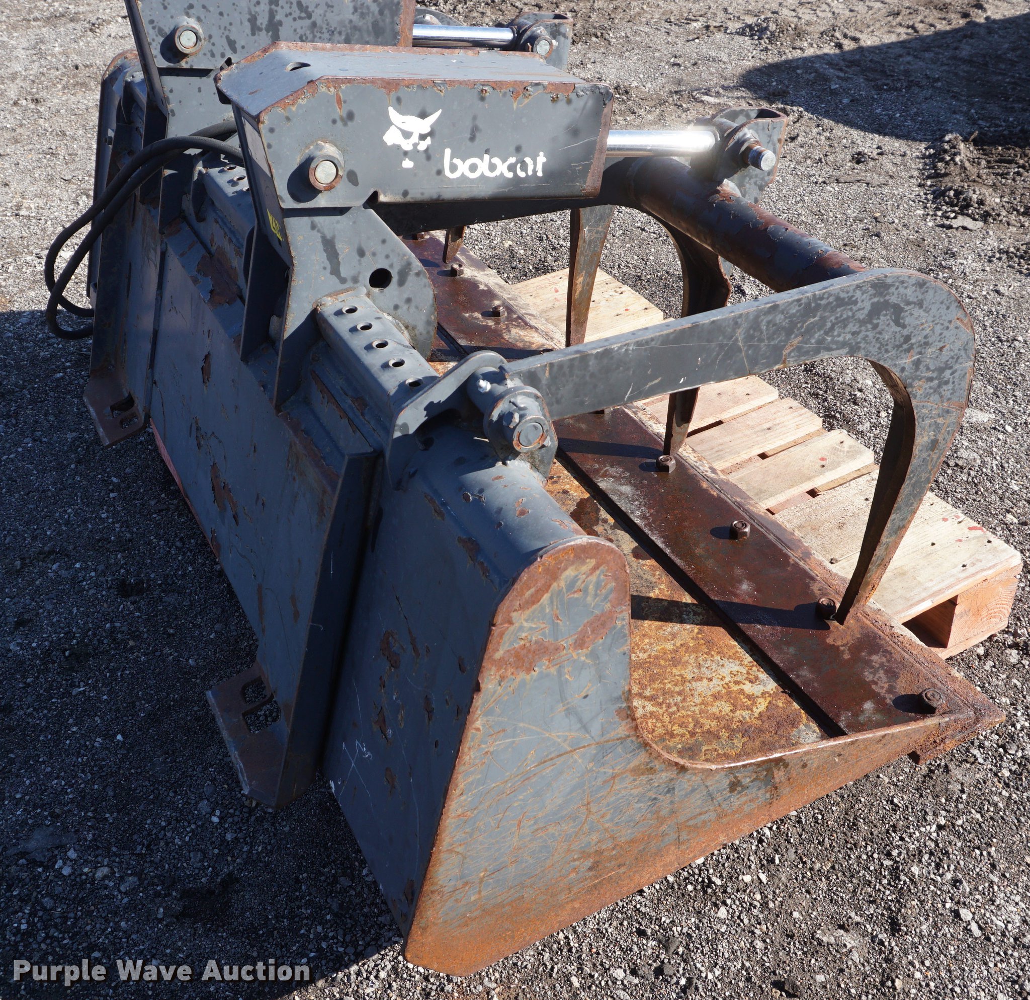Bobcat skid steer grapple bucket in Lawrence, KS Item DI9319 sold