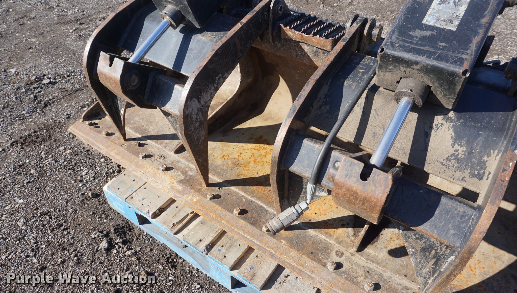 Caterpillar skid steer grapple bucket in Lawrence, KS Item DI9320