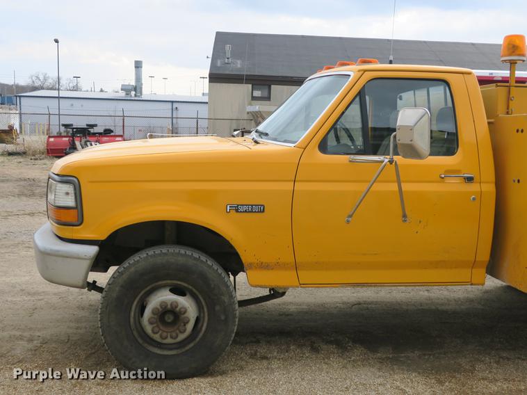 image for item DB8898 1993 Ford F450 Super Duty XL utility truck