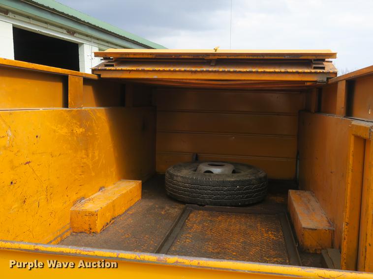 image for item DB8898 1993 Ford F450 Super Duty XL utility truck