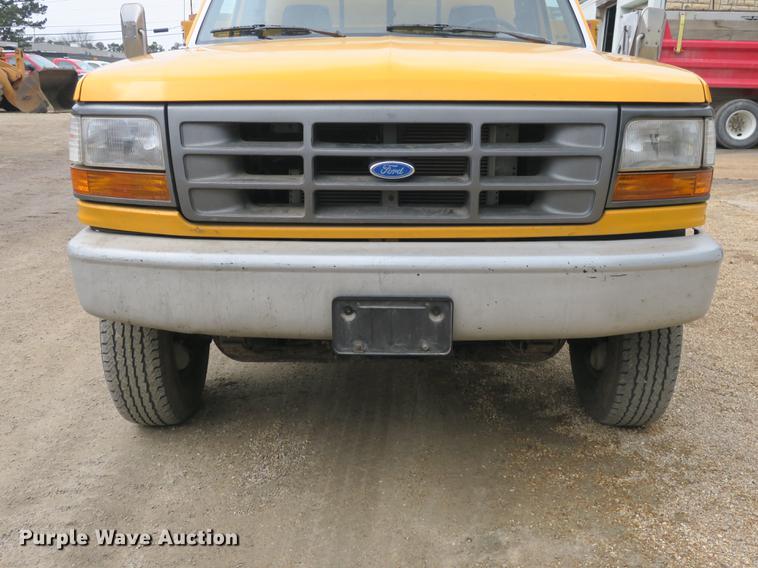 image for item DB8898 1993 Ford F450 Super Duty XL utility truck