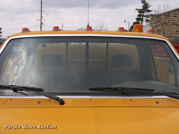 image for item DB8898 1993 Ford F450 Super Duty XL utility truck