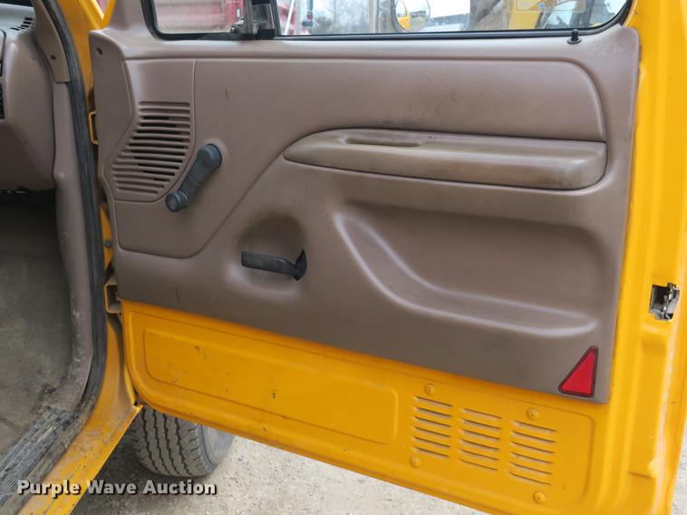 image for item DB8898 1993 Ford F450 Super Duty XL utility truck