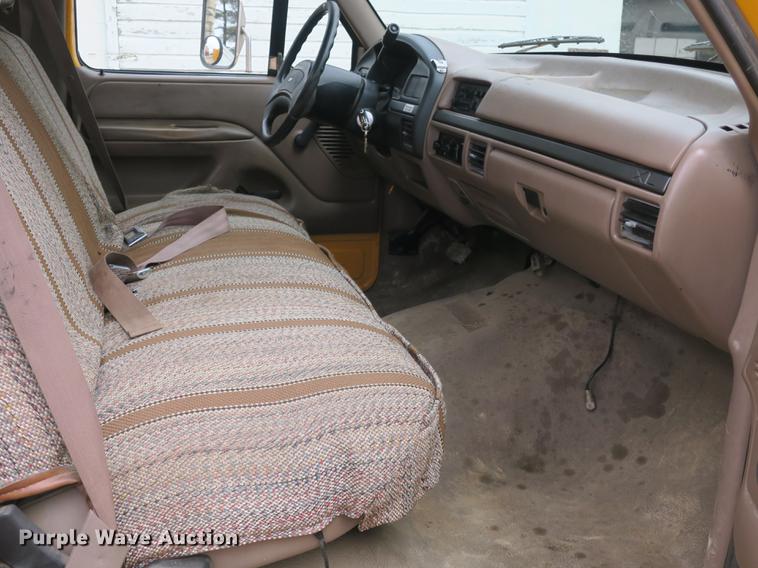 image for item DB8898 1993 Ford F450 Super Duty XL utility truck