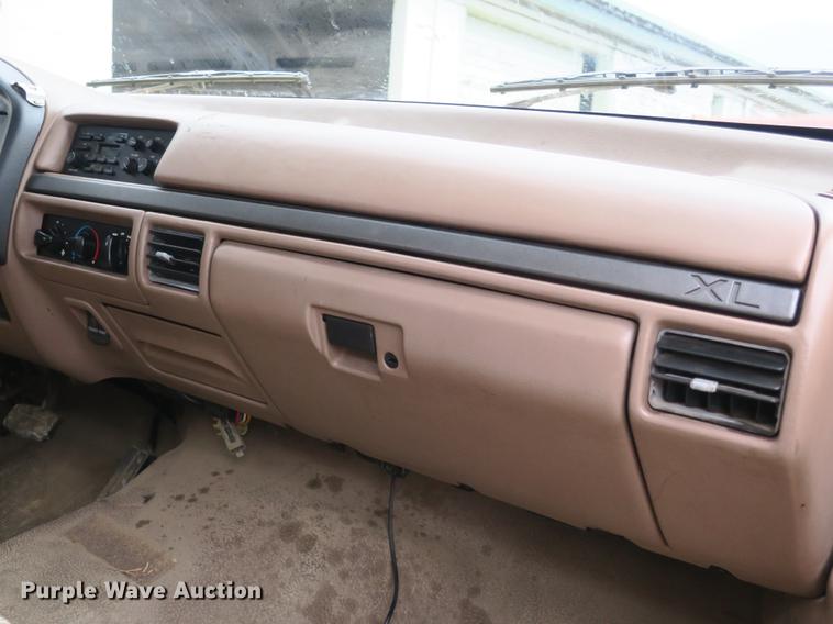 image for item DB8898 1993 Ford F450 Super Duty XL utility truck