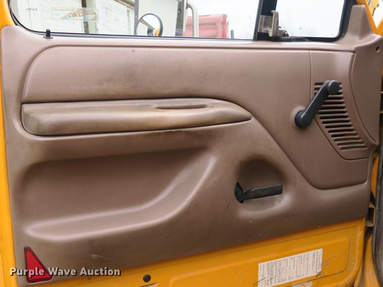 image for item DB8898 1993 Ford F450 Super Duty XL utility truck
