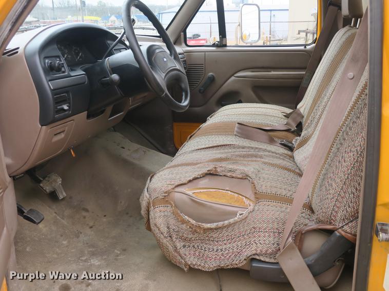 image for item DB8898 1993 Ford F450 Super Duty XL utility truck