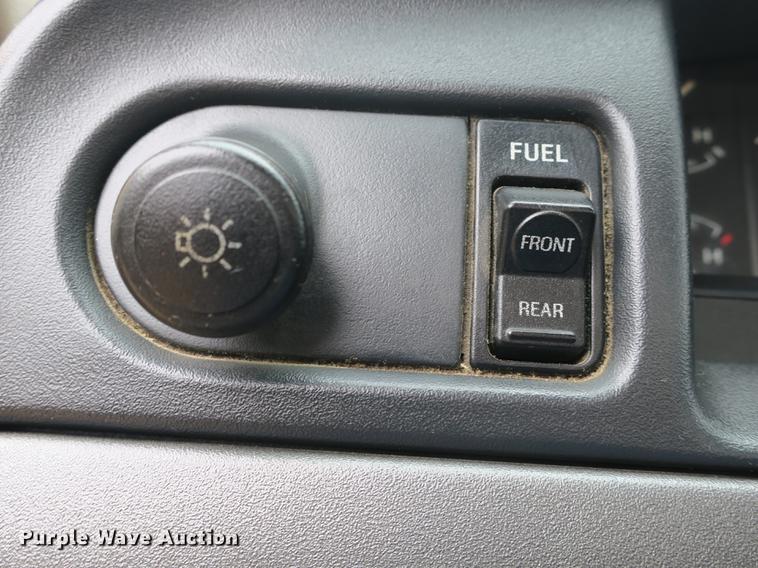 image for item DB8898 1993 Ford F450 Super Duty XL utility truck