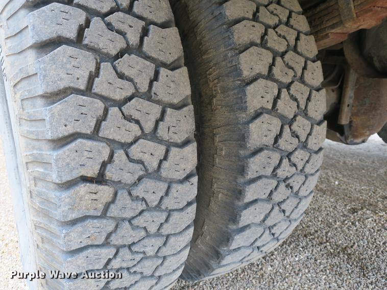 image for item DB8898 1993 Ford F450 Super Duty XL utility truck