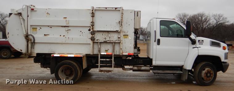 image for item DE0023 2006 Chevrolet C5500 refuse truck