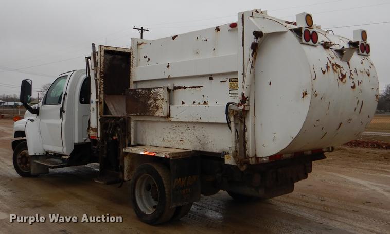 image for item DE0023 2006 Chevrolet C5500 refuse truck