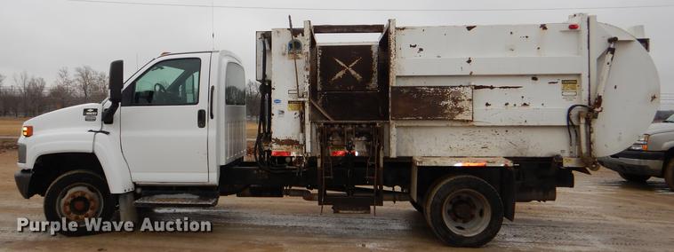 image for item DE0023 2006 Chevrolet C5500 refuse truck