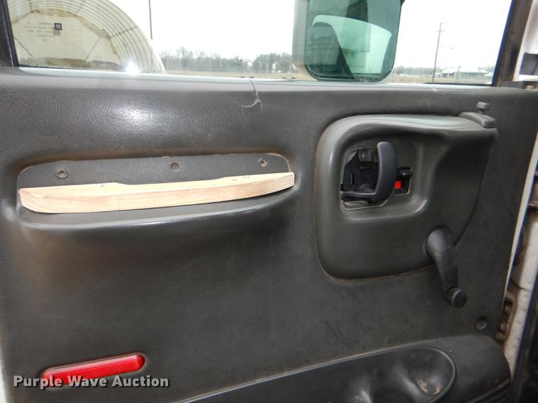 image for item DE0023 2006 Chevrolet C5500 refuse truck