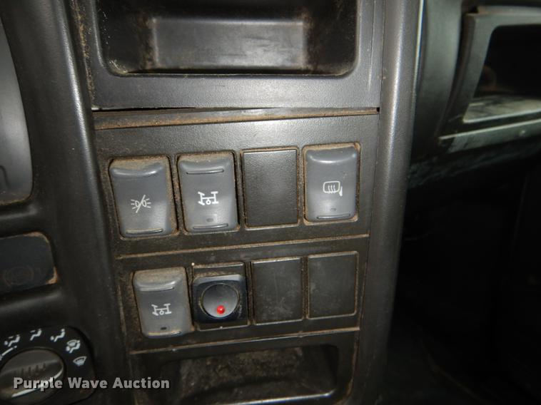 image for item DE0023 2006 Chevrolet C5500 refuse truck