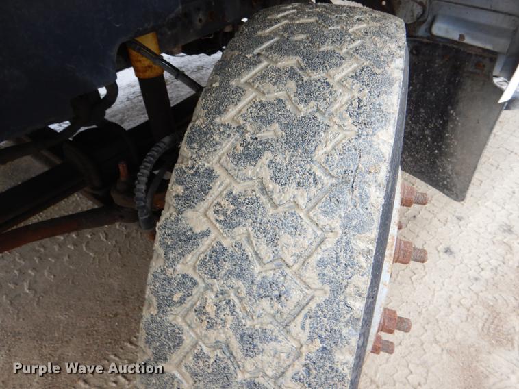 image for item DE0023 2006 Chevrolet C5500 refuse truck