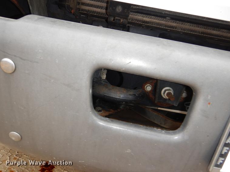 image for item DE0023 2006 Chevrolet C5500 refuse truck