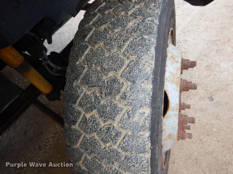 image for item DE0023 2006 Chevrolet C5500 refuse truck