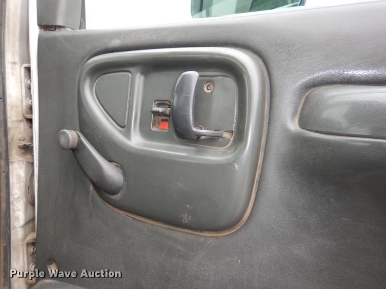 image for item DE0023 2006 Chevrolet C5500 refuse truck