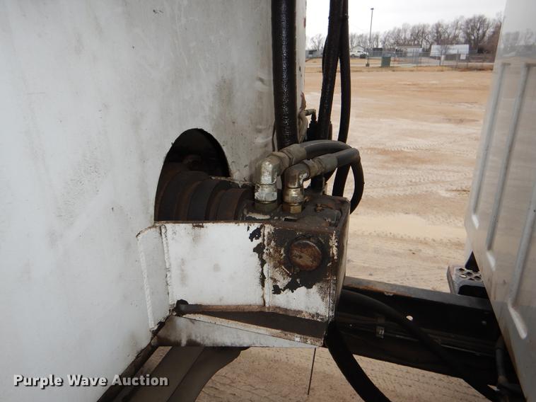 image for item DE0023 2006 Chevrolet C5500 refuse truck