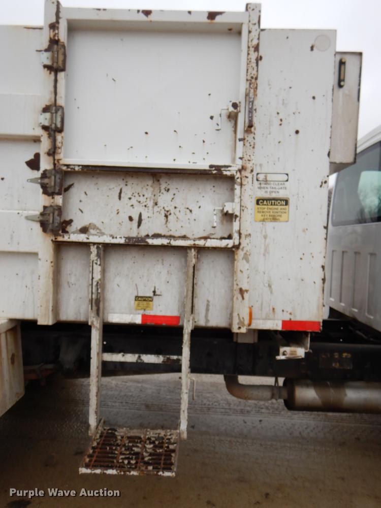 image for item DE0023 2006 Chevrolet C5500 refuse truck
