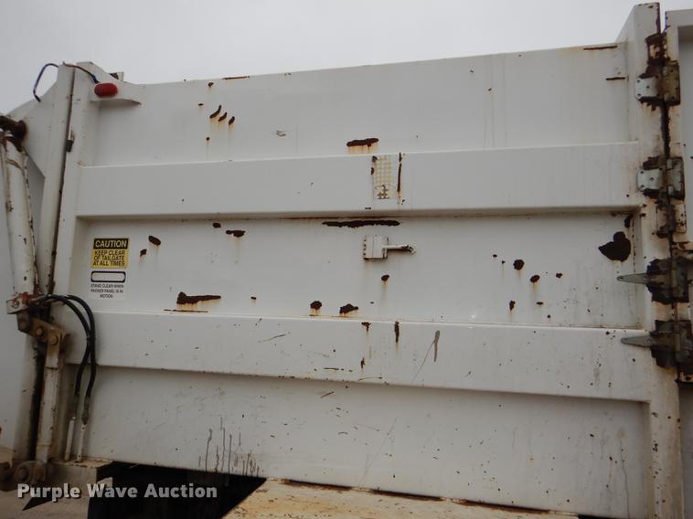 image for item DE0023 2006 Chevrolet C5500 refuse truck