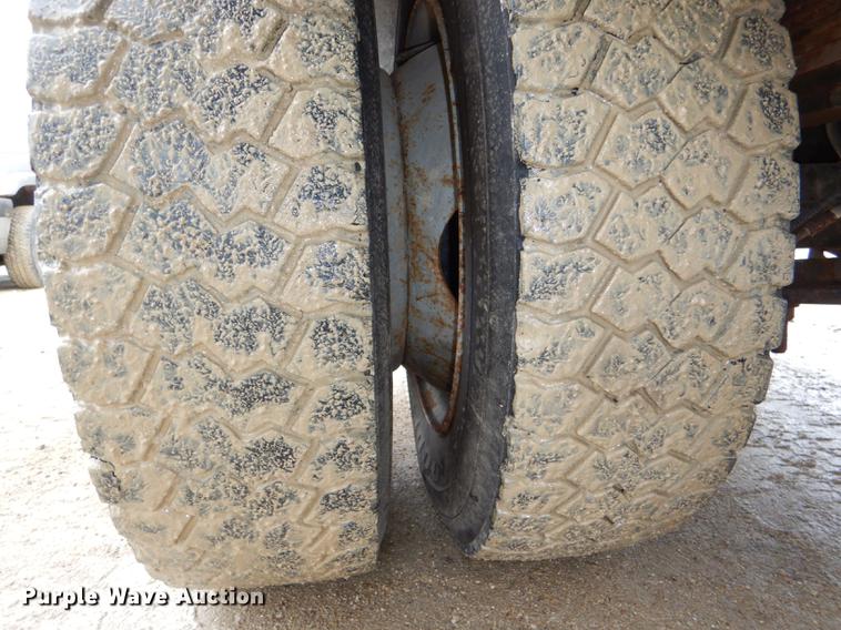 image for item DE0023 2006 Chevrolet C5500 refuse truck