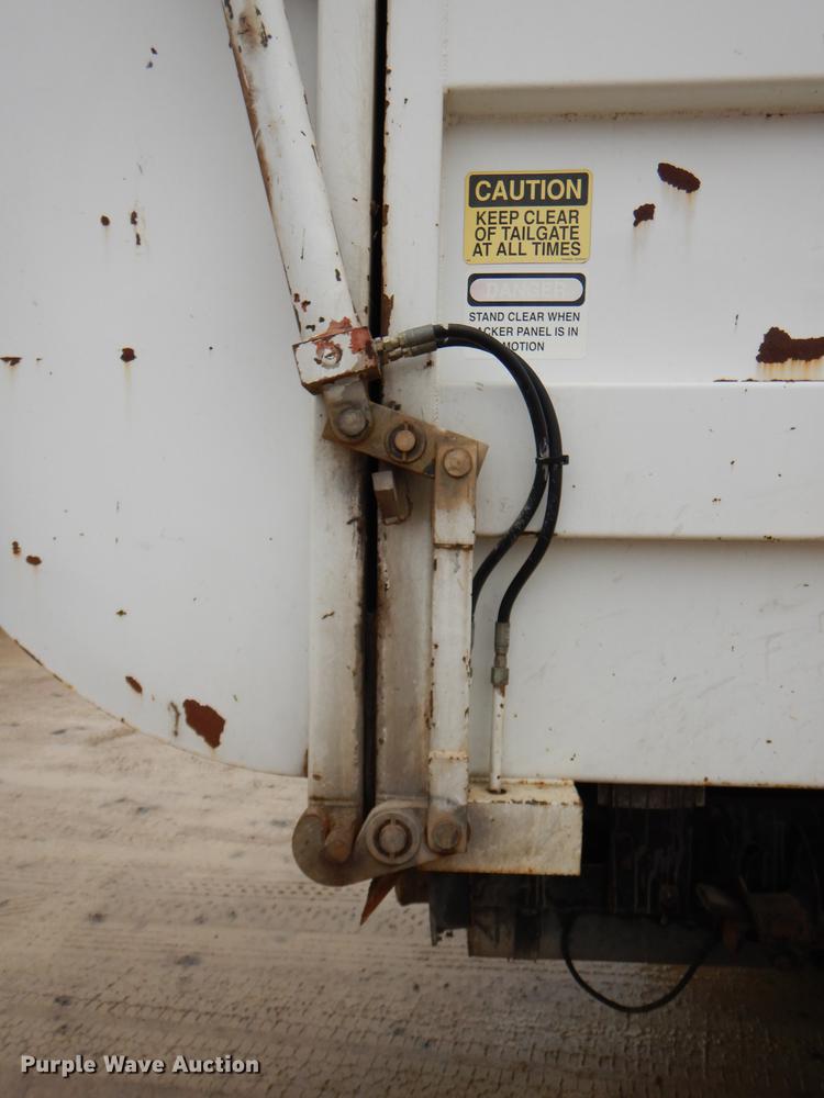 image for item DE0023 2006 Chevrolet C5500 refuse truck