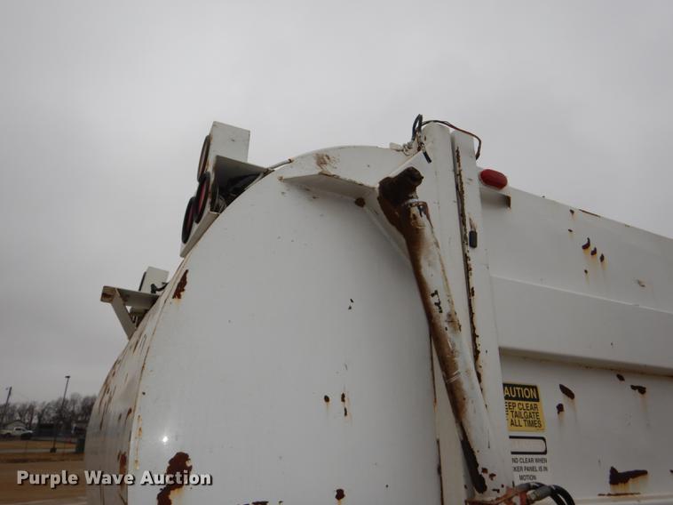 image for item DE0023 2006 Chevrolet C5500 refuse truck