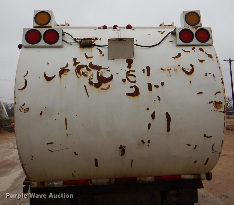 image for item DE0023 2006 Chevrolet C5500 refuse truck