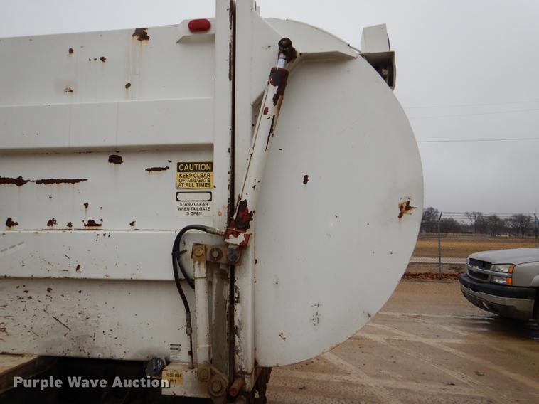 image for item DE0023 2006 Chevrolet C5500 refuse truck