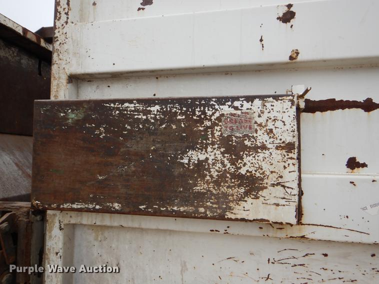 image for item DE0023 2006 Chevrolet C5500 refuse truck