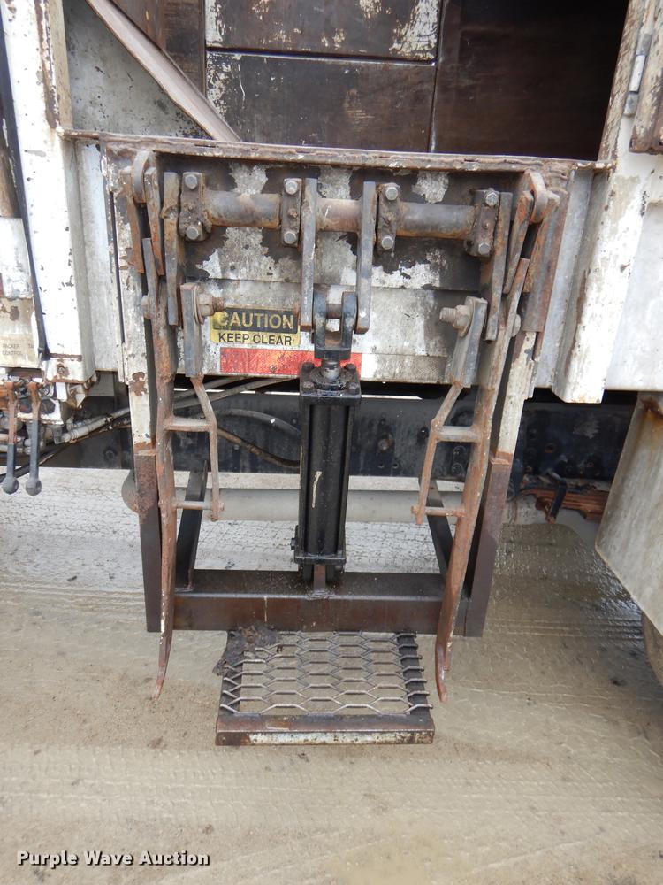 image for item DE0023 2006 Chevrolet C5500 refuse truck