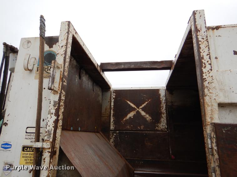 image for item DE0023 2006 Chevrolet C5500 refuse truck