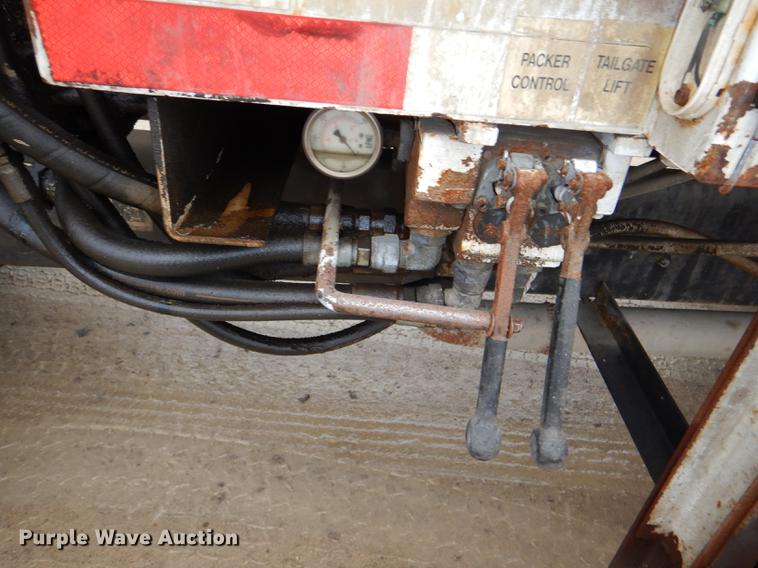 image for item DE0023 2006 Chevrolet C5500 refuse truck